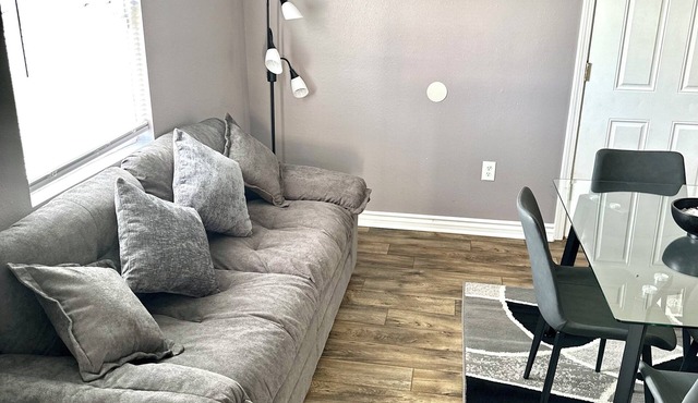 Charming 2 bedroom house in New Orleans with WiFi, AC, & patio area for smokers
