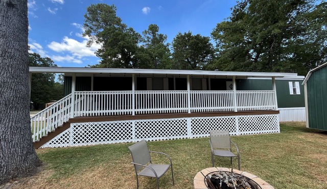 Charming 2-bedroom 2-bath cabin in Point Blank with lake access