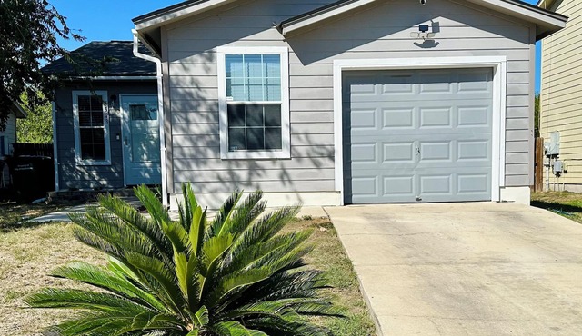 Charming 2-bedroom house in San Antonio close to Lackland AFB & Hospitals