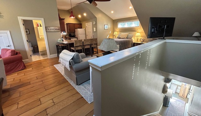 Charming 2nd floor studio in Eliot’s riverfront area with many amenities. in Eliot