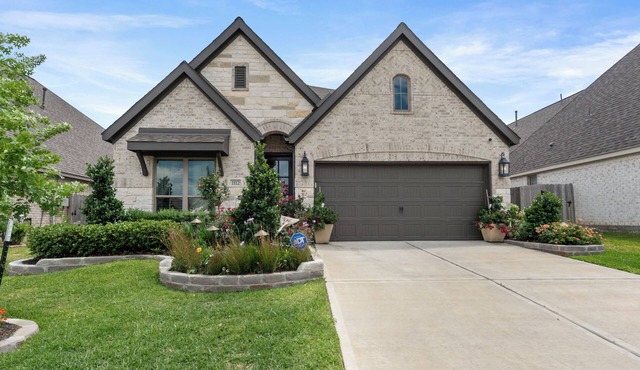 Charming 3-bd house w/nearby lake access, pickleball court, & outdoor kitchen