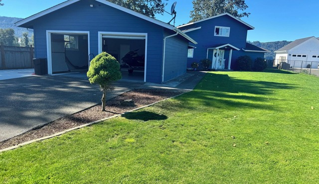 Charming 3-bedroom house with AC, WiFi in gorgeous Cathlamet waterfront home in Cathlamet