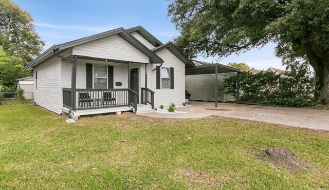 Charming 3-Bedroom Home in Groves