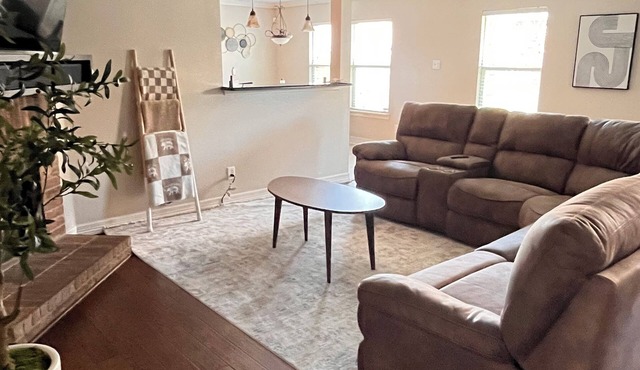 Charming 3-bedroom house in peaceful Burleson with AC, WiFi