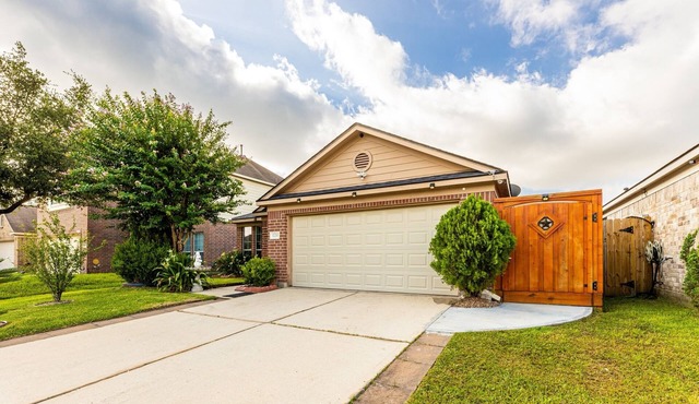 Charming 3-bedroom house with WiFi and AC in Humble