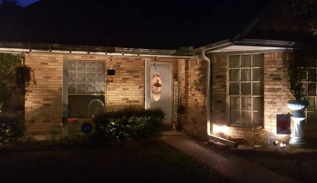 Charming 3-bedroom house with WiFi and AC in Orange with a pool