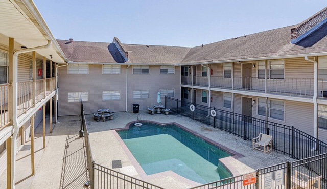 Charming 3-bedroom condo with pool in Baton Rouge by LSU
