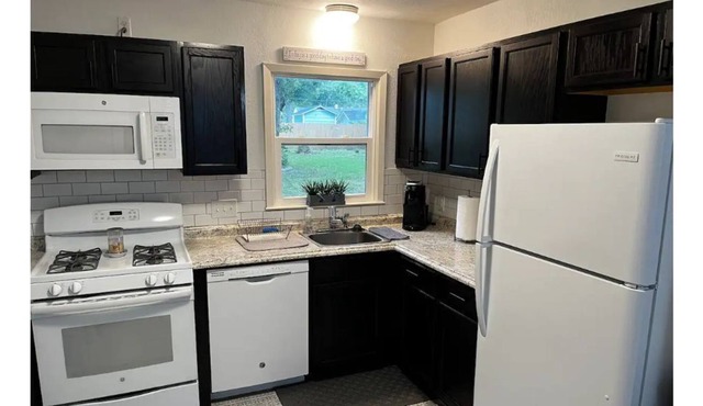 Charming 3-bedroom home with spacious private yard in Lake Jackson