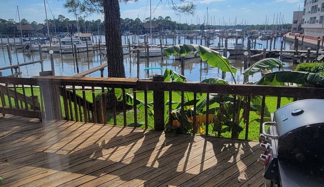 Charming 3-bedroom waterfront townhome with WiFi, AC in welcoming League City