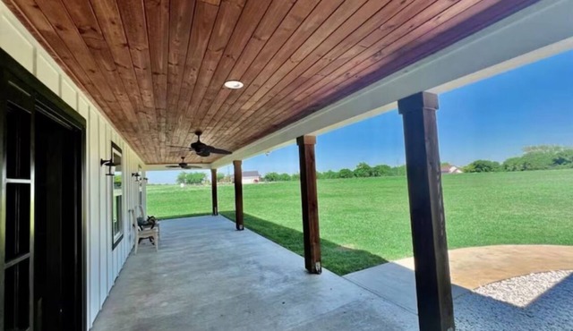 Charming 3-bedroom farmhouse with WiFi, AC in scenic Valley View