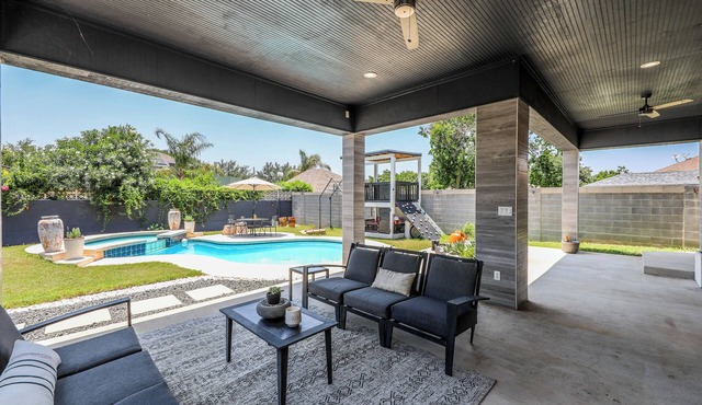 Charming 3bdrm home with pool, fitness rm,and relaxing backyard North of Laredo. in Laredo