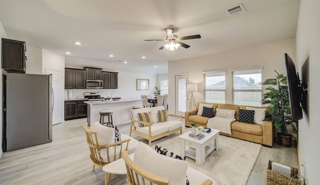Charming 3BR/2BA Retreat w/Pool Near Dining, Shopping & HEB Family-Friendly!