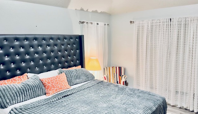 Charming 4-bedroom bungalow with fitness threadmill, and AC in Sugar Land