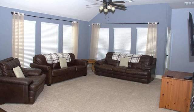 Charming 4-bedroom house with Greenbelt views in Oak Point