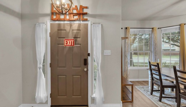 Charming 4-bedroom house with Pool in cozy Burleson