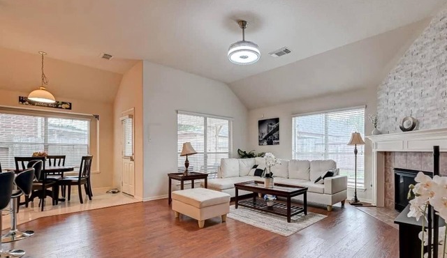 Charming 4-bedroom house with AC and WiFi in enjoyable Katy