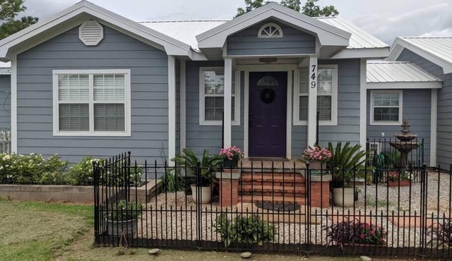 Charming 40s Cottage Country Home 3 BR 2 BA + Pets