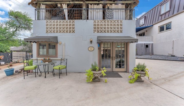 Charming Alamo Heights Studio