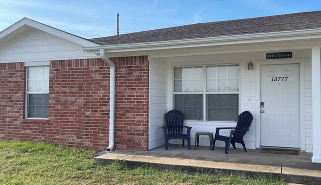 Charming and Clean- 2 Bedroom Duplex