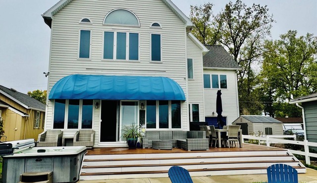 Charming and spacious 5 bedroom lake house packed with activities! in Brooklyn