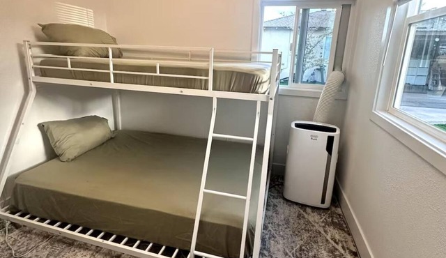 Charming backyard Guesthouse with 2 bedrooms and WiFi, AC in Pleasant Hill in Pleasant Hill