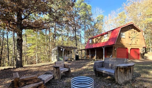 Charming Barn Retreat Surrounded by Nature Near Lake O the Pines in Texas