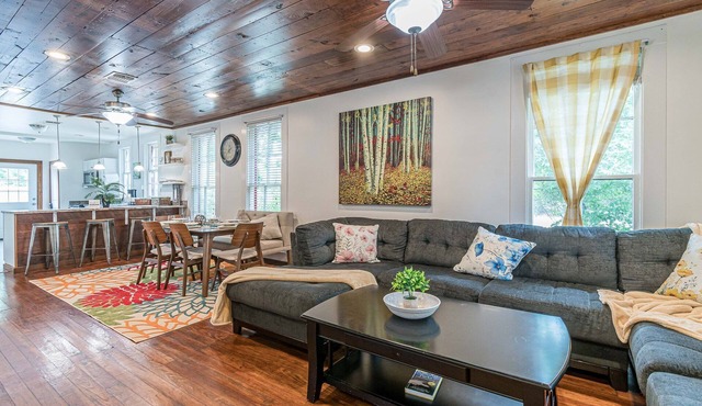 Charming Botanical Gardens Retreat Near Fort Sam Pet Friendly Yard