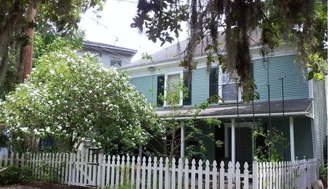 Charming Carriage House in Montrose/Midtown near arts, bars, dwntwn, med center