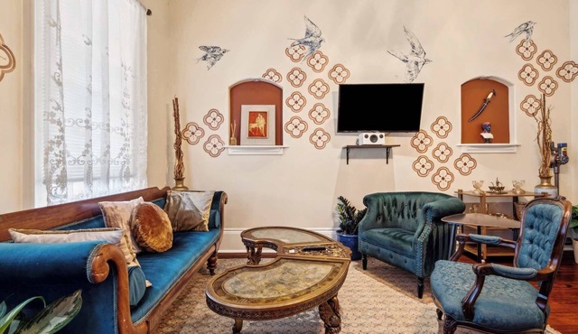 Charming Condo w Patio off Magazine St 2br|1ba
