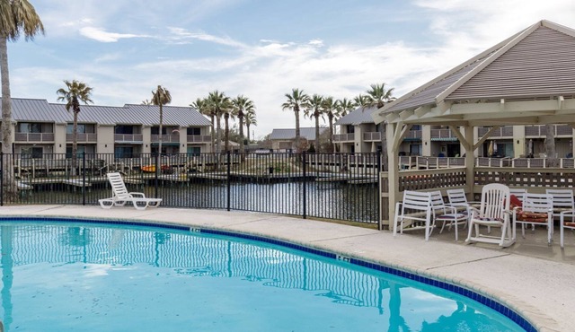 Charming condo with views of Little Bay! in Rockport