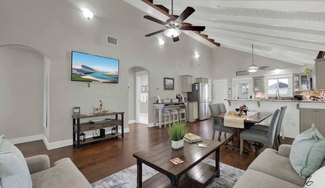Charming Cottage-3 Mins to Downtown-Pet Friendly!