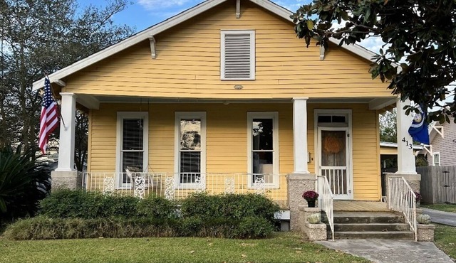 Charming cottage in downtown historic district