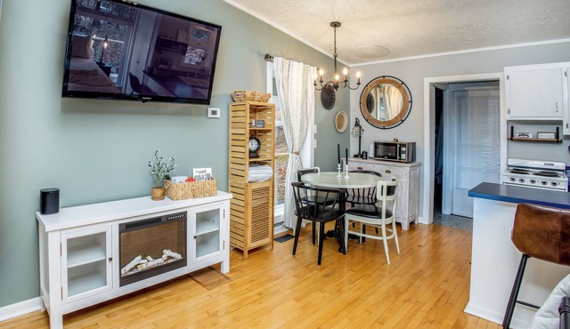 Charming Cottage-Romantic-Table Rock Lake Views-Silver Dollar City-Hot Tub-WiFi in Shell Knob