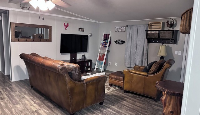 Charming Country Cottage 3-bedroom house in Leesville with WiFi and AC