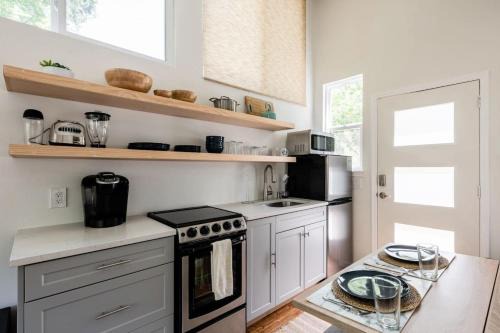 Charming, Cozy Tiny Gem with Hot Tub and Trail Access in Austin
