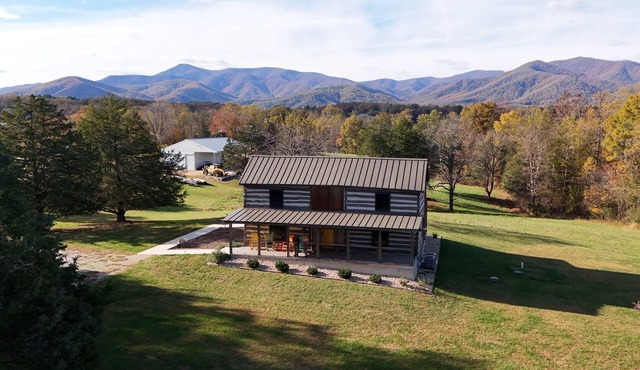 Charming, fully renovated 19th century cabin with spectacular views. 4 BR, 2 BA. in Arrington