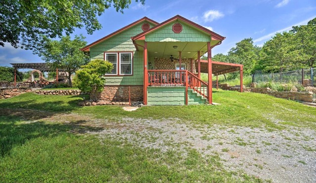 Charming Hilltop Cottage in Medicine Park!