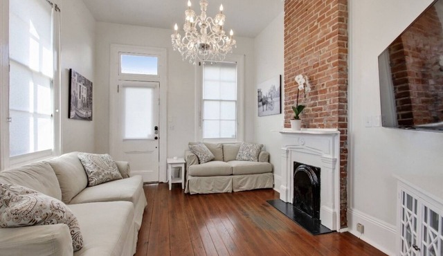 Charming Home w/Jacuzzi/Near Attractions
