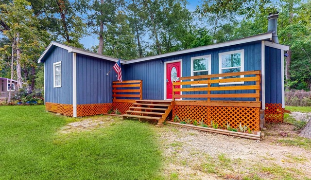 Charming home with wooden porch, streaming, washer/dryer, AC