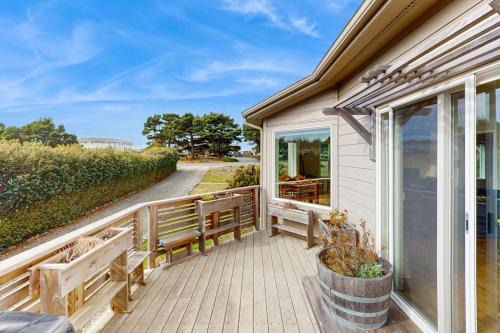 Charming home with WiFi deck & grill - 1 block to the beach in Bandon