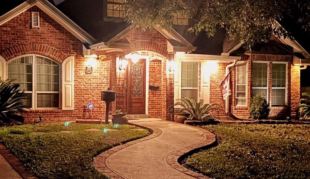 Charming large 4-bedroom house with movie room in vibrant New Orleans!n