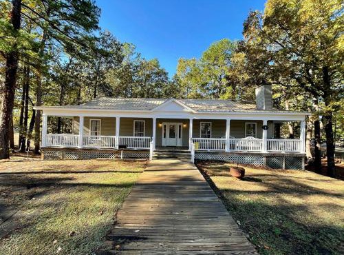 Charming Modern Cabin with Fireplace, Large Porches, WiFi, and Cozy Living Spaces in Zwolle, Louisiana