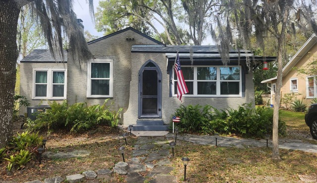 Charming Mt Dora 2 Bedroom Home - 1 mile from Historic Downtown! in Mount Dora