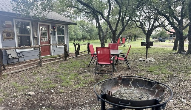 Charming Pet-Friendly Hill Country Cabin with Dark-Sky Stargazing near Mountain Home, Texas