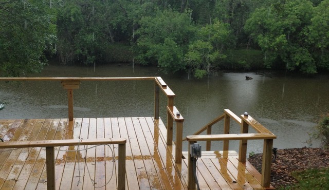 Charming Riverside Home w/Deck and Fishing. 15 minutes to STP and Bechtel.