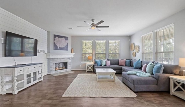 Charming Seabrook Retreat, Close to the Bay