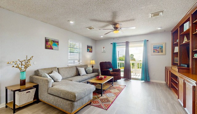 Charming seaside house w/Galveston Bay bay views, fenced yard - Dog Friendly