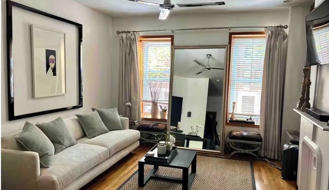 Charming Shared Unit with Host. Beautiful Park Slope on 5th Ave in Brooklyn