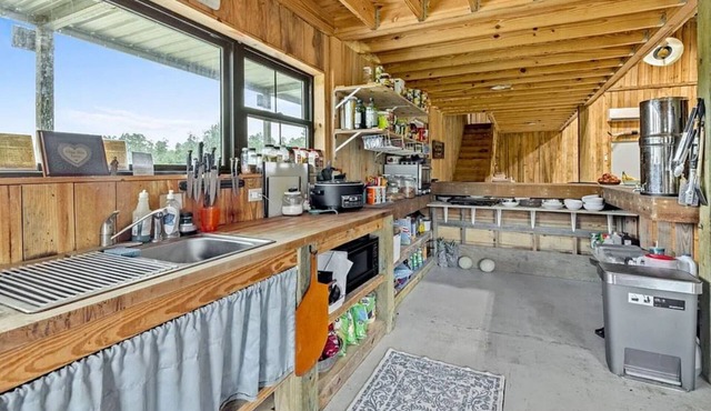 Charming, spacious farm getaway in Reeves, less than 20 mi.from Coushatta Casino