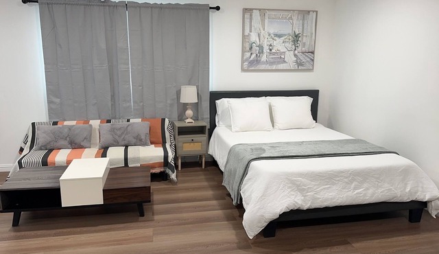 Charming studio in welcoming Glendora with AC, WiFi & full kitchen in Glendora